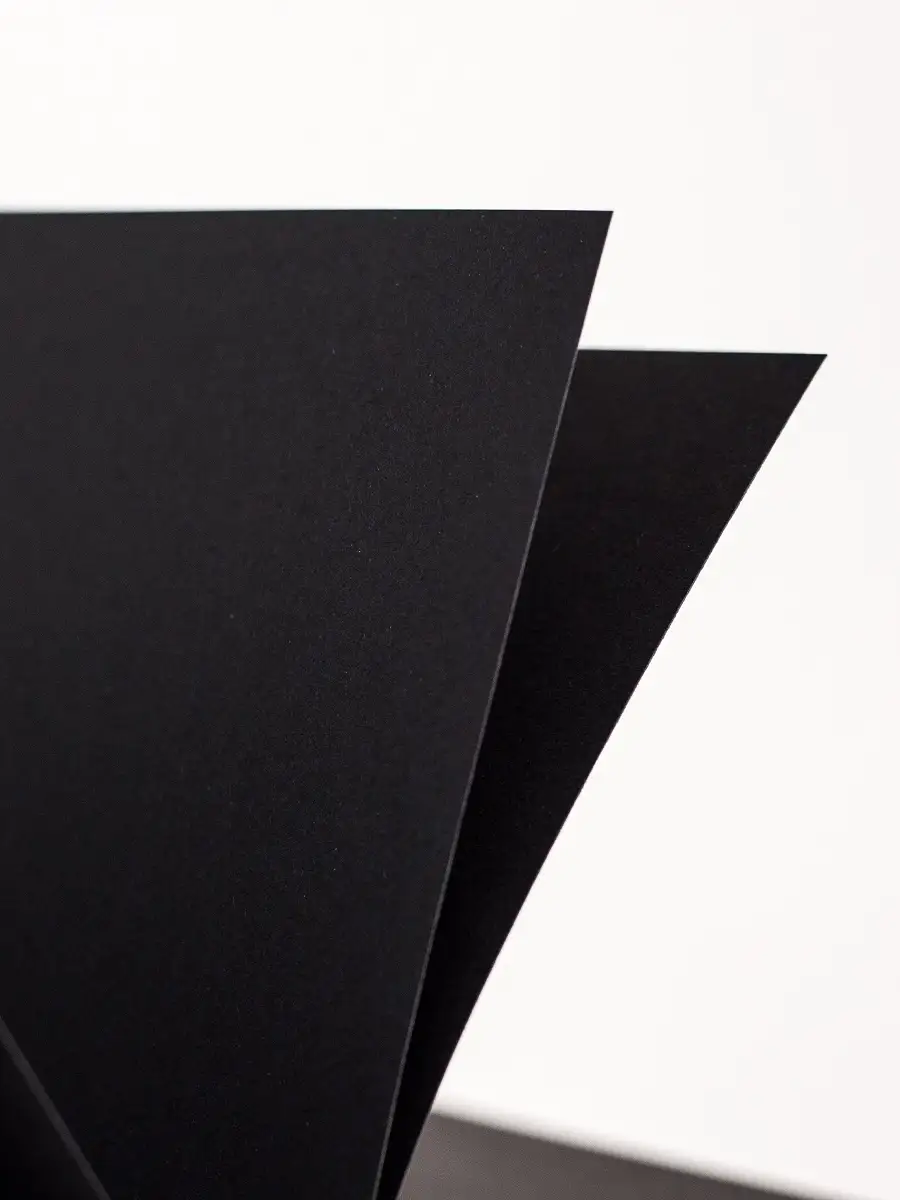 7 материалов для рисования на черной бумаге