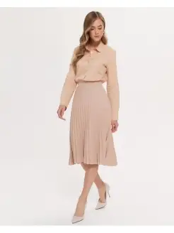 Stol ostidagi yubkalar ostidan qarash