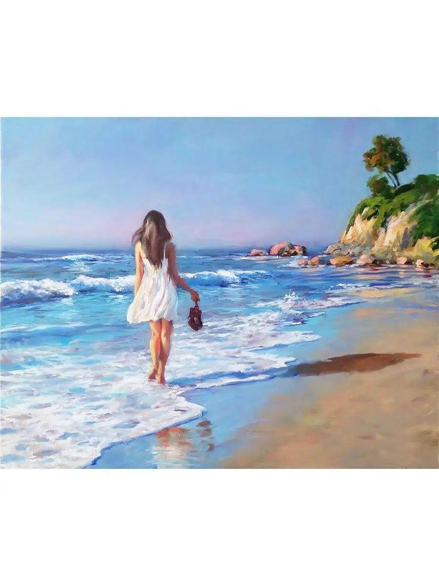 Красивая девушка в белом бикини, сидя на берегу моря и смотреть яхты на горизонте. Вид сзади.