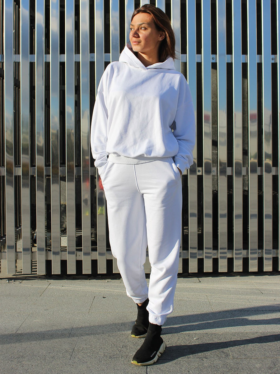 Белый спортивный костюм
