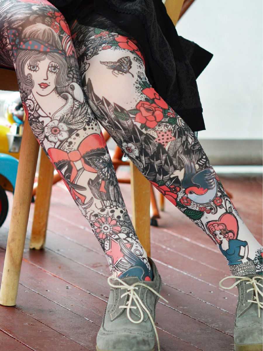 Колготки с имитацией татуировок - новое веянье в женской моде