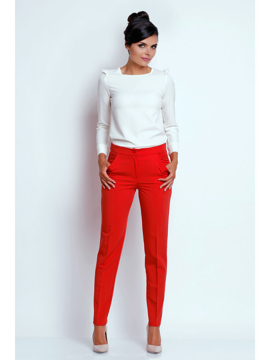 Красные брюки и белая блузка
