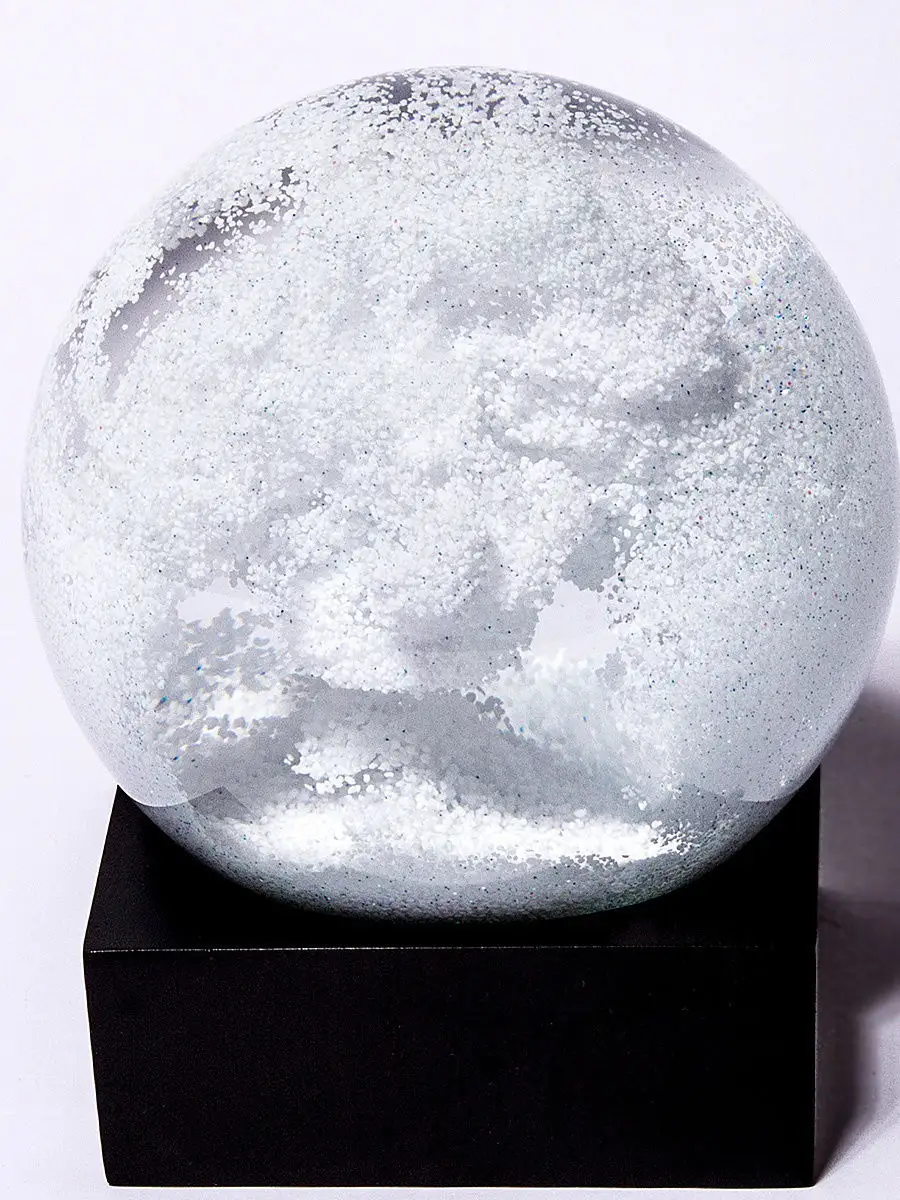 Оригинальные идеи с использованием стеклянного шара со снегом