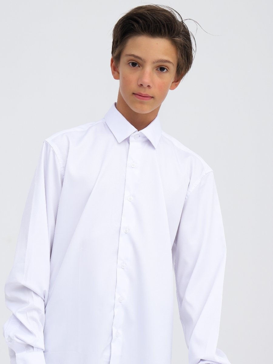 Подросток в рубашке с длинным рукавом