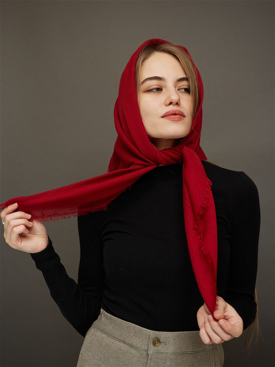 Огромный платок. Однотонный платок на голову. Красный платок на голову. Бордовый платок. Платок женский на голову.