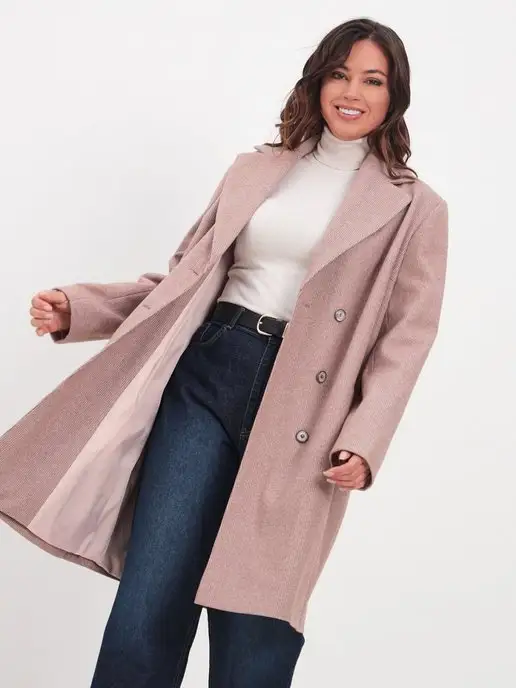 элегантное пальто прямого кроя на женщине